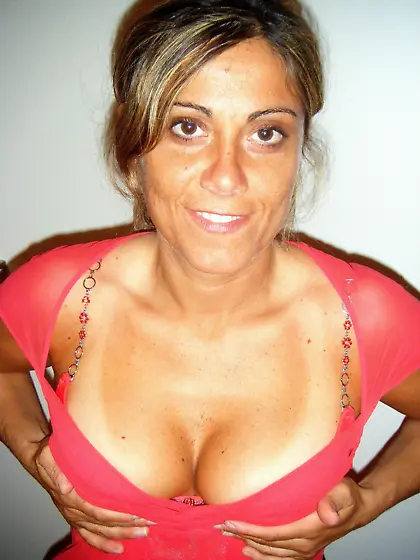 MILF Downblouse Cleavage