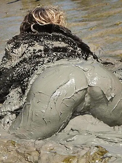 Pelzhure AnjaCawa suhlt sich in Schlamm und Dreck