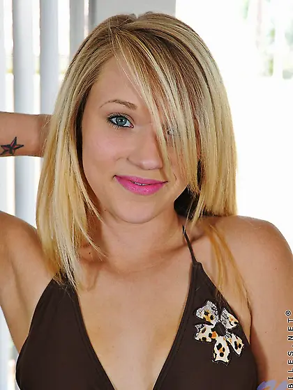 Shaved pussy teen Teagen Summers strips off her nice bikini and