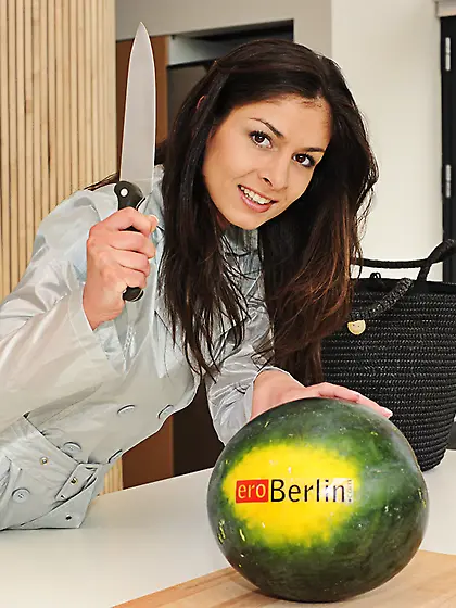 Bodacious naked brunette pissing