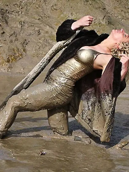 Pelzhure AnjaCawa suhlt sich in Schlamm und Dreck