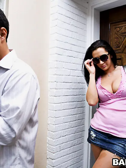 Jayden Jaymes takes her slutty denim shorts off and fingers her