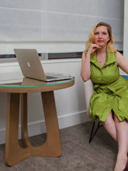 Amateur blonde housewife puts dress off to shake her huge natura