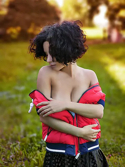 British chick Pammie Lee baring her amazing chest for you