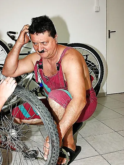 Horny teen wench seduces elderly mechanic on a quickie in the ga