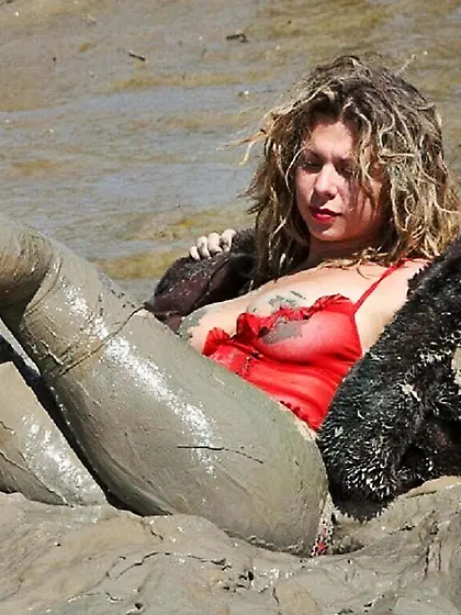 Pelzhure AnjaCawa suhlt sich in Schlamm und Dreck