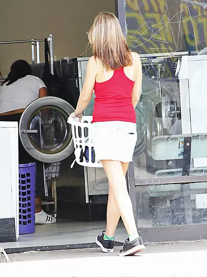 Lizzy London met a lad in a laundry,  invited him to her place wh