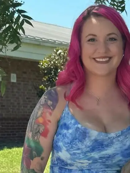 Amanda eventually showed off tits & ass for GGW