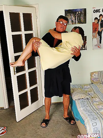 Stepdad wakes up lovely teen with his stiff cock and invites her