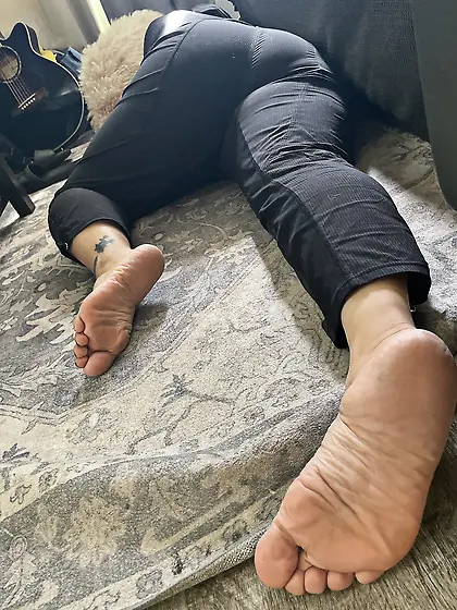 Mom candid feet