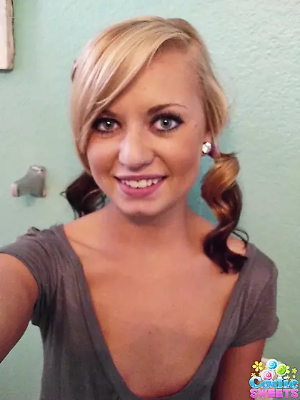 Playful babe makes erotic selfies showing off her naked body in