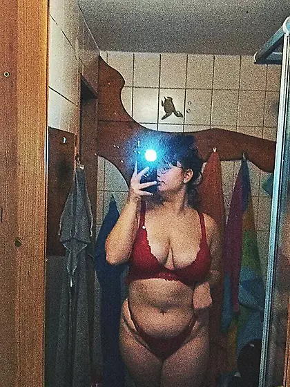 Heißes Babe zur Verfügung an fremde