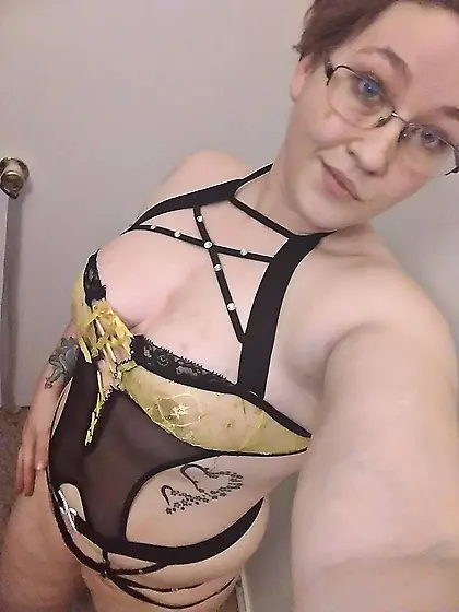 Daddy’s lil girl obeying daddy