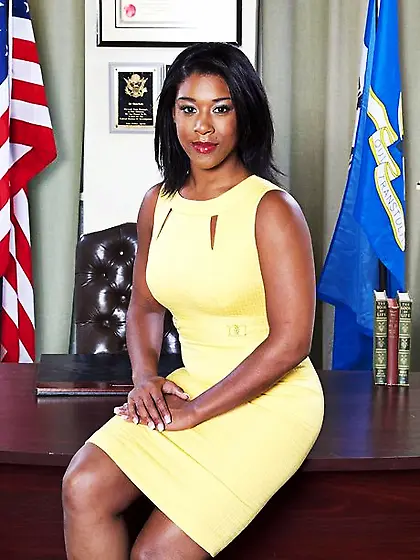 Hot Michelle Obama lookalike strips naked and holds hardcore int