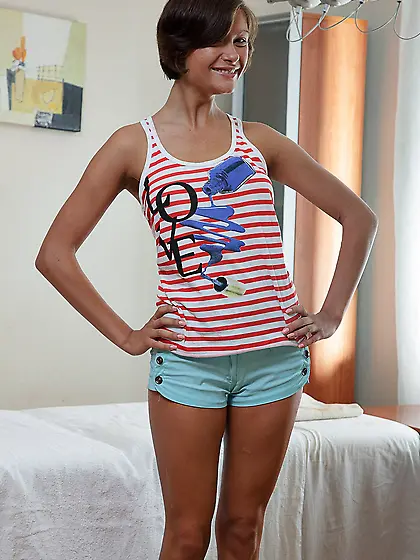 Short-haired bitch pussy creampied