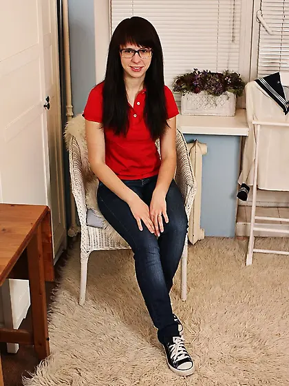 Four eyed beauty Yanka Pikova shows how deeply she is pounding d