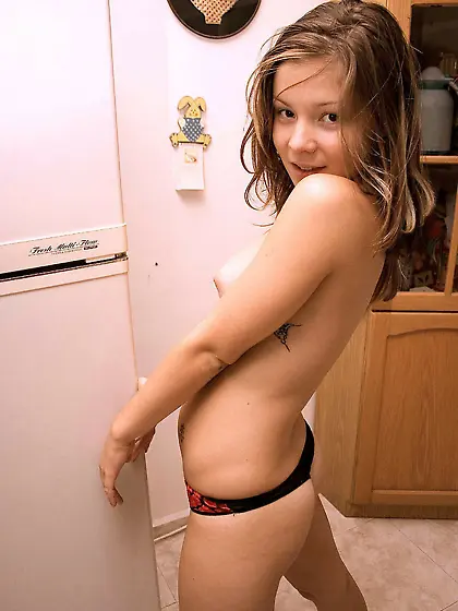 Emily18 Nude Showing Pussy