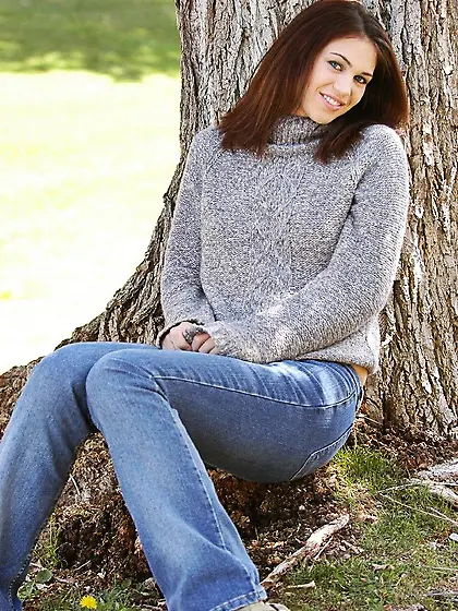 Attractive brunette Faith Leon pulls down her jeans and shows he