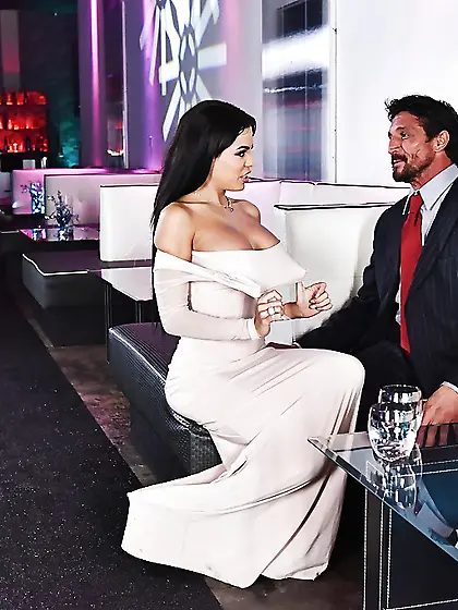 Hot luscious brunette enjoys pussy-licking after blowing cock be