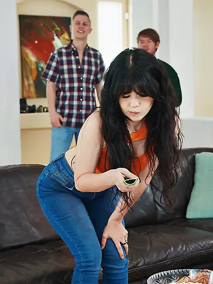 Anal-loving bimbo Yhivi gets fucked hard in bed