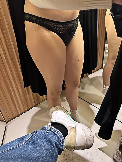 Spy unaware wife in changing room