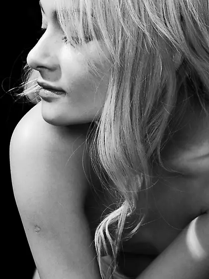 Naked blonde Welesa Wil is exposing her shaved pussy in the prof