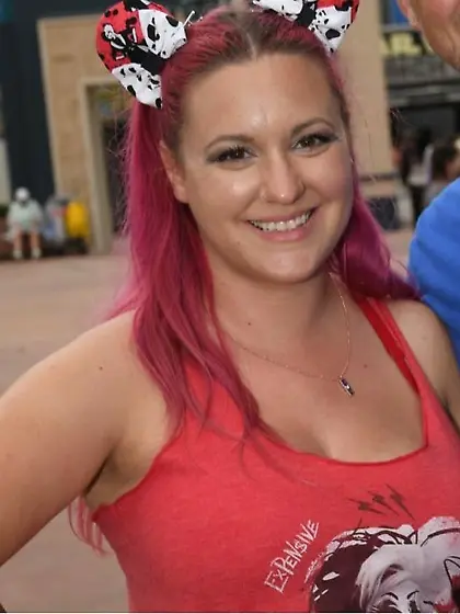 Amanda eventually showed off tits & ass for GGW