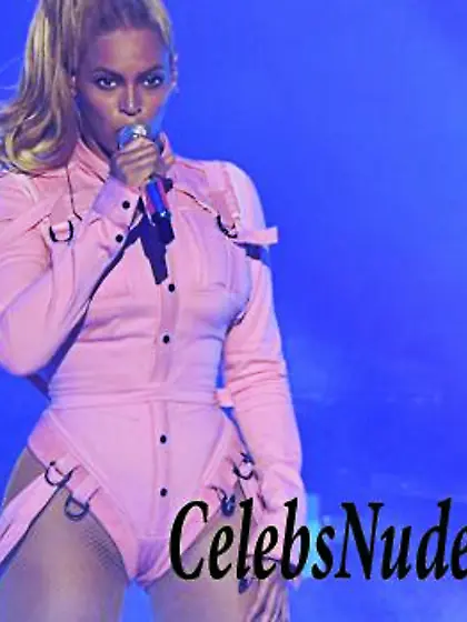 Beyonce Cameltoe While Performing With Nicki Minaj