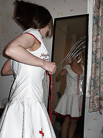 Se viste de enfermera