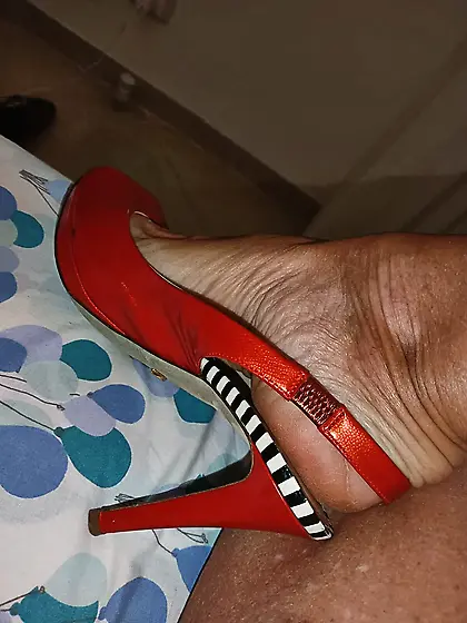 Red shoes o black shoes