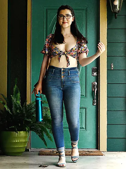 Buxom darling tease with her thick natural...