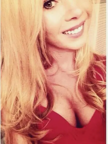 Elise was excited to show tits and shake ass