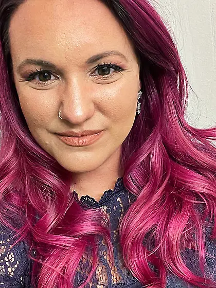 Amanda eventually showed off tits & ass for GGW