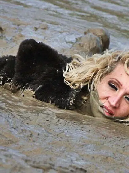 Pelzhure AnjaCawa suhlt sich in Schlamm und Dreck