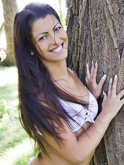 Cutie thinks it isn't a bad idea to demonstrate naked body on ca