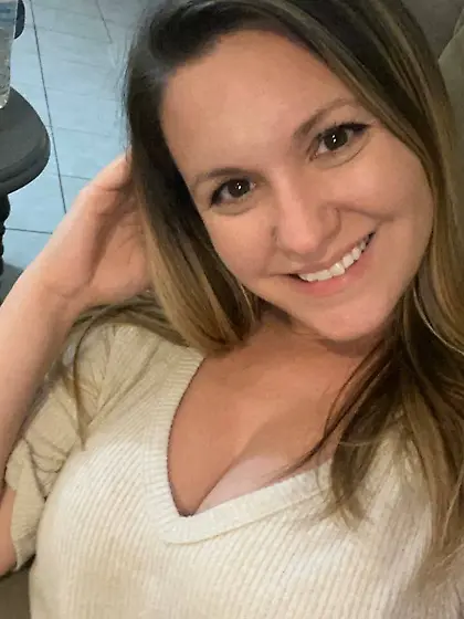 Amanda eventually showed off tits & ass for GGW