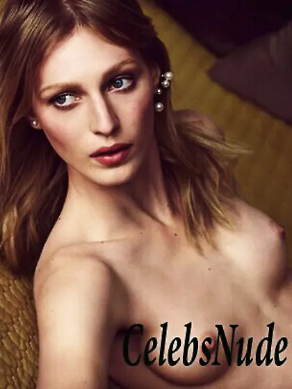 Julia Nobis Topless Photo