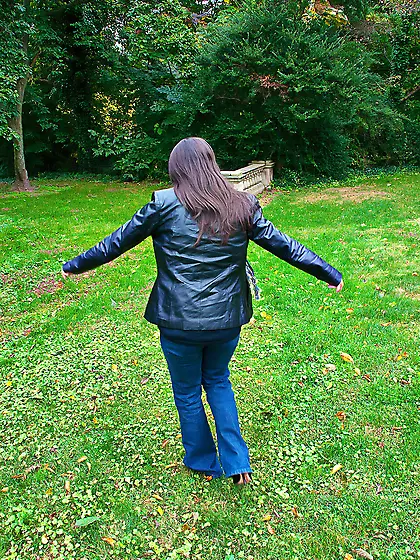 Smirking girl is here to expose that body and look brilliant