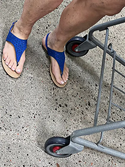Gilfs feet at supermarket