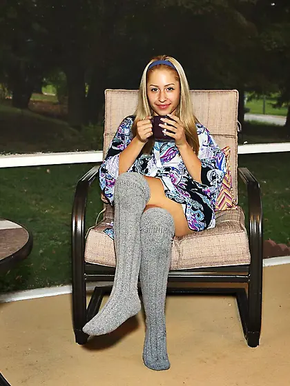 Perverted chick Goldie Loc uses the sex stuff for rubbing clit a