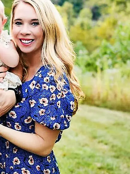 Elise was excited to show tits and shake ass