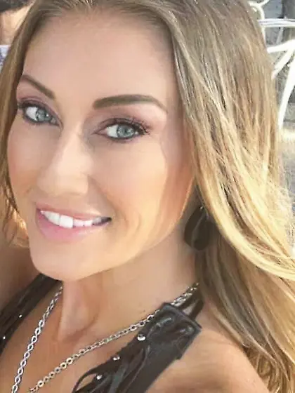 Amylia flashes then masturbates at mardi gras