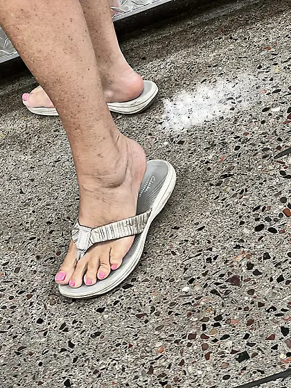 Gilfs feet at supermarket