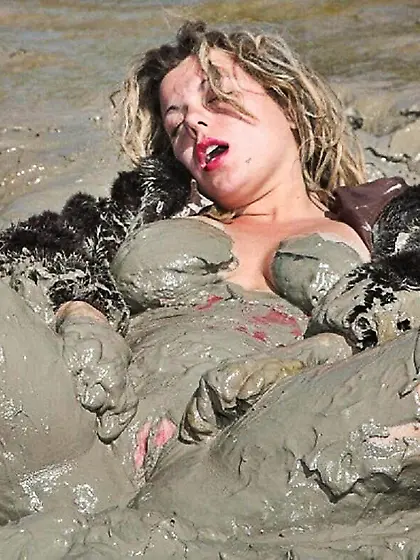 Pelzhure AnjaCawa suhlt sich in Schlamm und Dreck