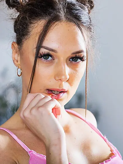 Isabella De Laa enjoys masturbating with a vibrator after disrob