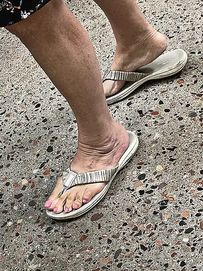 Gilfs feet at supermarket