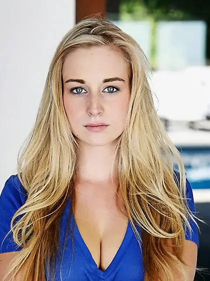 Innocent blonde flashes round butt cheeks while walking alone in