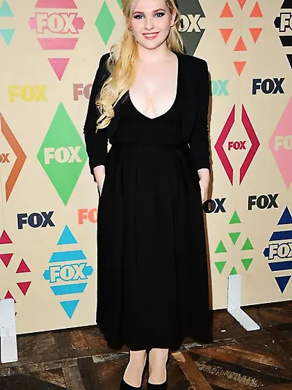Abigail Breslin Cleavage