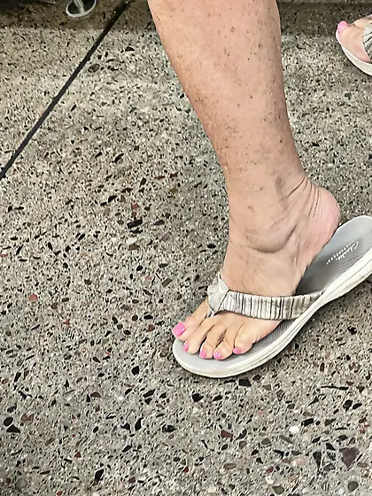 Gilfs feet at supermarket