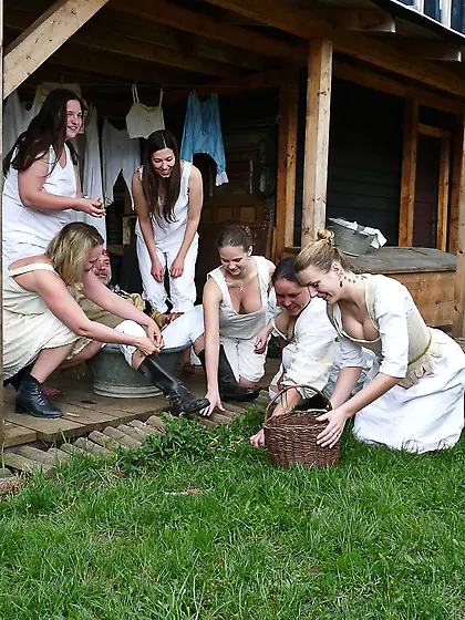 Medieval clothing make tits look huge